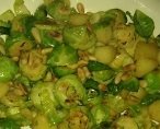 Biologische roerbakspruitjes met pijnboompitten Biologische roerbakspruitjes met pijnboompitten